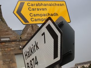 Schottland Rundreise: Hinweisschilder in gälischer Sprache